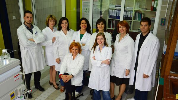 Професорка Мимица - Дукић са тимом научника са Катедре за биохемију и хемију природних производа - Sputnik Србија