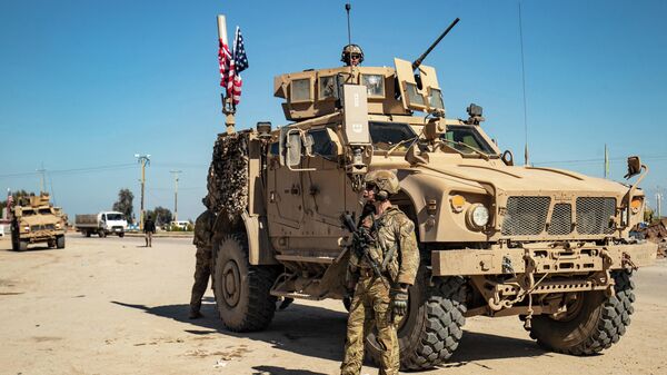 Амерички војници поред оклопног возила током патроле у сиријској покрајини Хасака - Sputnik Србија