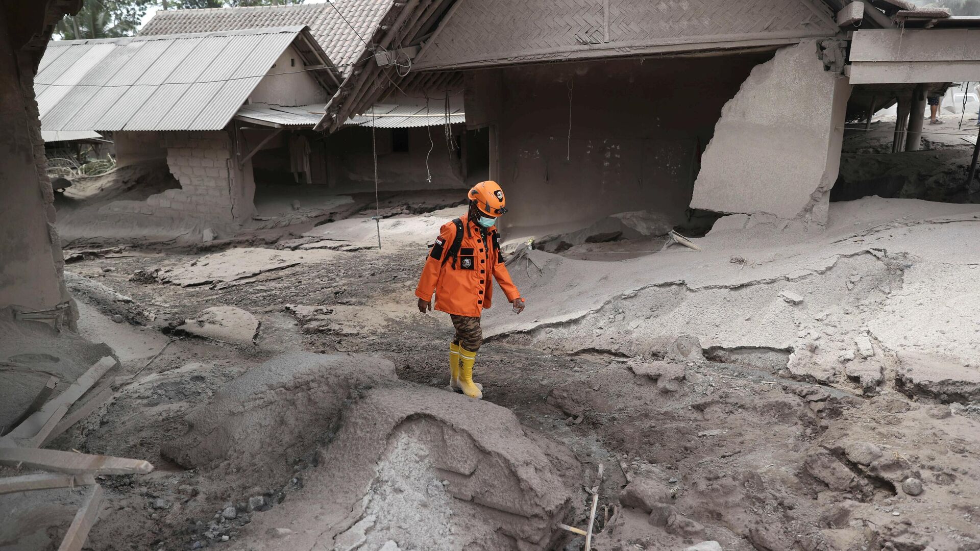 Sela pod pepelom posle erupcije vulkana u Indoneziji - Sputnik Srbija, 1920, 06.12.2021