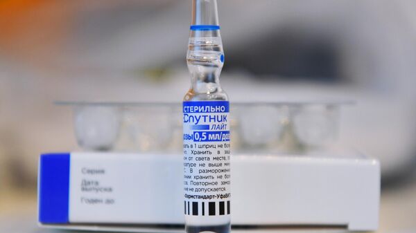 Ampula vakcine protiv virusa korona Sputnjik lajt - Sputnik Srbija