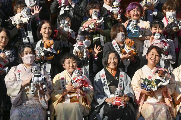 Vlasnici robota kompanije „Aibo“ fotografišu se u Tokiju povodom proslave trećeg robotovog rođendana. - Sputnik Srbija