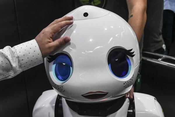Robot po imenu Ema tokom testa u „Javnim preduzećima“ u Medeljinu, Kolumbija. - Sputnik Srbija