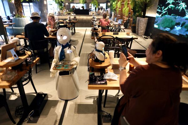 Робот-конобар у ресторану „Dawn Cafe “ у Токију. - Sputnik Србија