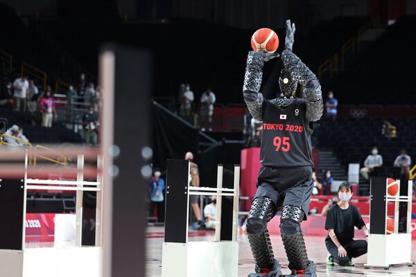 Košarkaš robot CUE nastupa tokom poluvremena na Olimpijskim igrama u Tokiju. - Sputnik Srbija