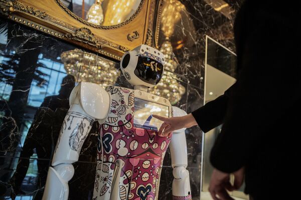 Robot „CTRL Robotiks“ u predvorju hotela „Ski“ u Sandtonu, Južna Afrika. - Sputnik Srbija