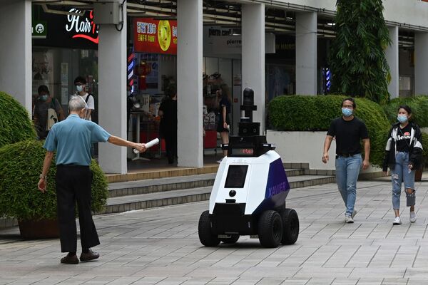 Patrolni robot po imenu „Ksavijer“, kreiran od strane HTKS, tokom testa u Singapuru. - Sputnik Srbija