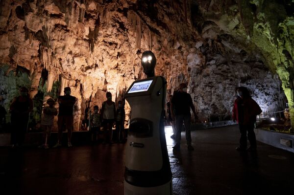 Persefona, prvi vodič speleoloških robota na svetu, dočekuje turiste u pećini Alistrati, 135 km severoistočno od Soluna, u Grčkoj. - Sputnik Srbija