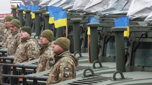 Украјински војници поред оклопних возила на Дан Оружаних снага земље - Sputnik Србија