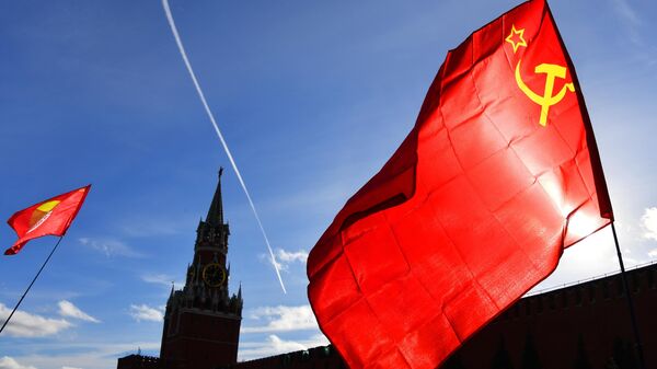 Zastava SSSR ispred zidina Kremlja - Sputnik Srbija