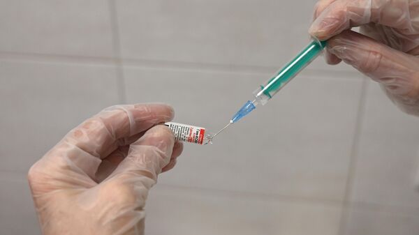 Медицински техничар припрема вакцину против ковида - Sputnik Србија