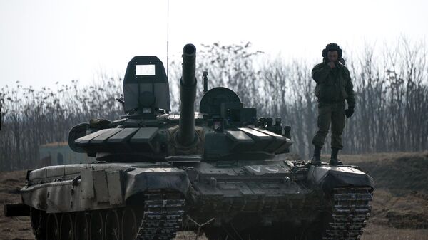 Војник на тенку Т-72Б3 током вежби Јужног војног округа - Sputnik Србија