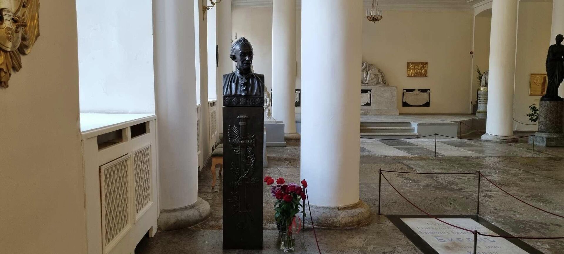 U kripti crkve su grobnice mnogih članova carske porodice, diplomata i vojskovođa. - Sputnik Srbija, 1920, 12.12.2021