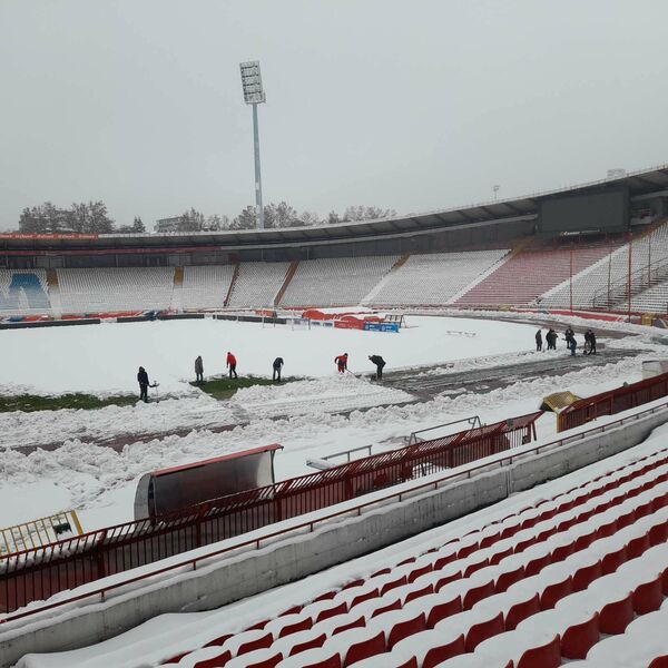 Radna akcija na stadionu Rajko Mitić – uklanjanje snega pred utakmicu FK Crvena zvezda - Radnik - Sputnik Srbija