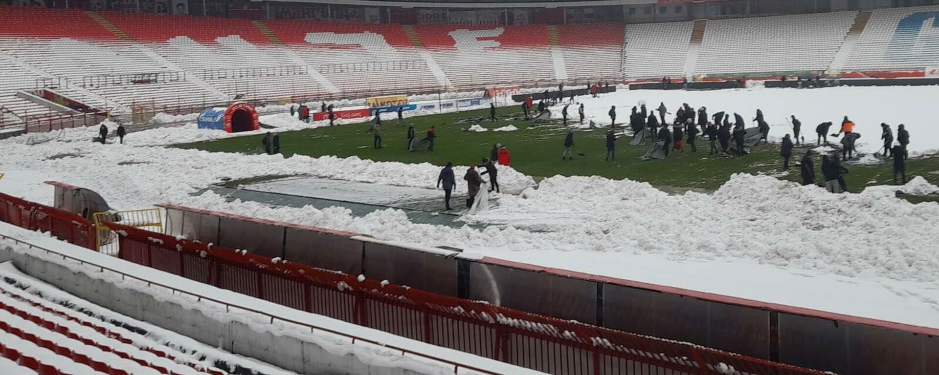 Radna akcija na stadionu Rajko Mitić – uklanjanje snega pred utakmicu FK Crvena zvezda - Radnik - Sputnik Srbija, 1920, 13.12.2021