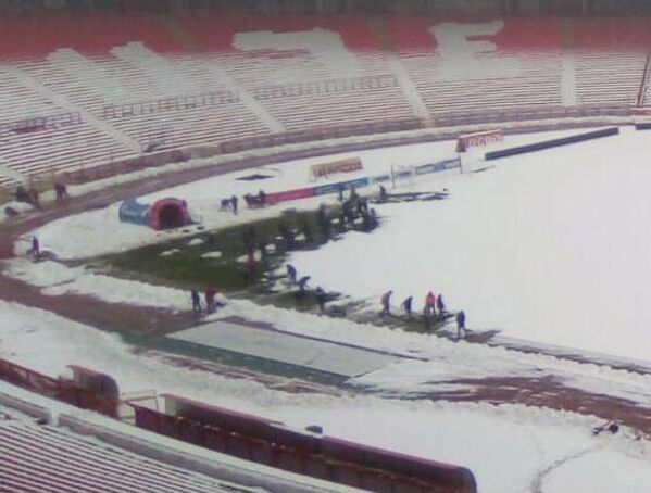 Radna akcija na stadionu Rajko Mitić – uklanjanje snega pred utakmicu FK Crvena zvezda - Radnik - Sputnik Srbija