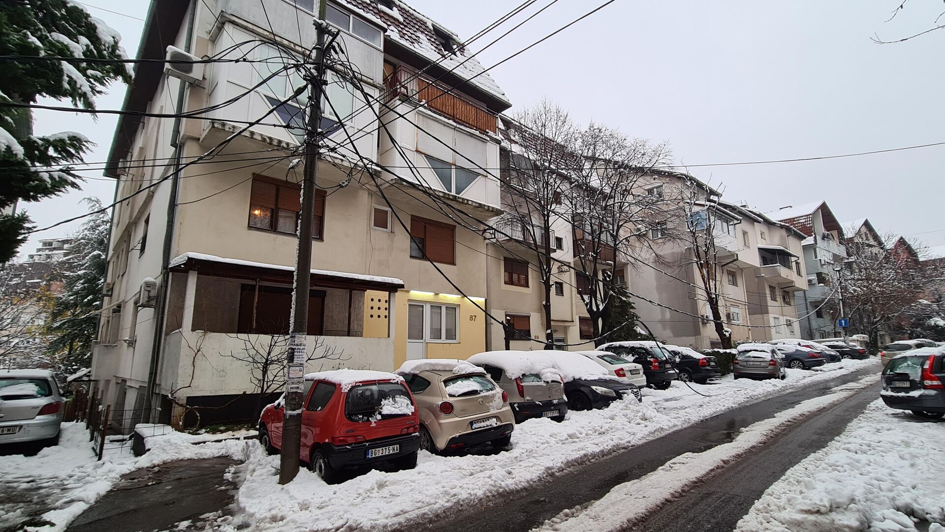 Kablovi su zbog snega pali na gradske ulice - Sputnik Srbija, 1920, 13.12.2021
