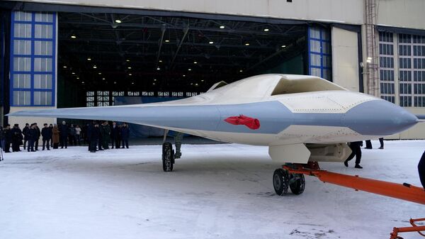 Стелт-дрон С-70 „Охотњик“ први пут извезен на писту у Новосибирску - Sputnik Србија