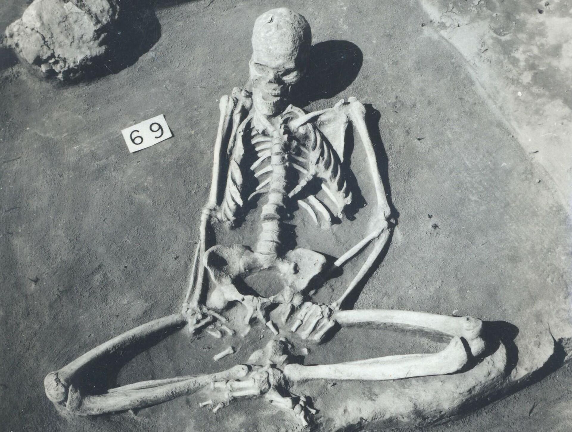 Гроб човека који је живео пре 10 хиљада година на обалама Дунава, у Србији. Сахрањен је са 55 година, у седећем ставу, па се верује да је био шаман
 - Sputnik Србија, 1920, 16.12.2021