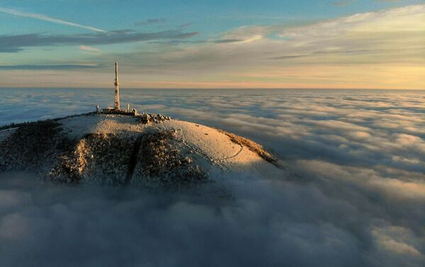 Поглед на врх планине Машук у Пјатигорску са највишим телевизијским торњем у Европи. - Sputnik Србија