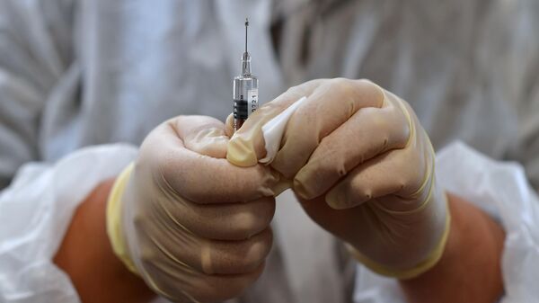 Медицински техничар припрема шприц са вакцином  - Sputnik Србија