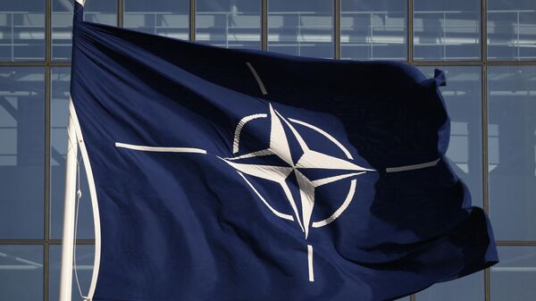 Застава НАТО-а испред седишта организације у Бриселу - Sputnik Србија