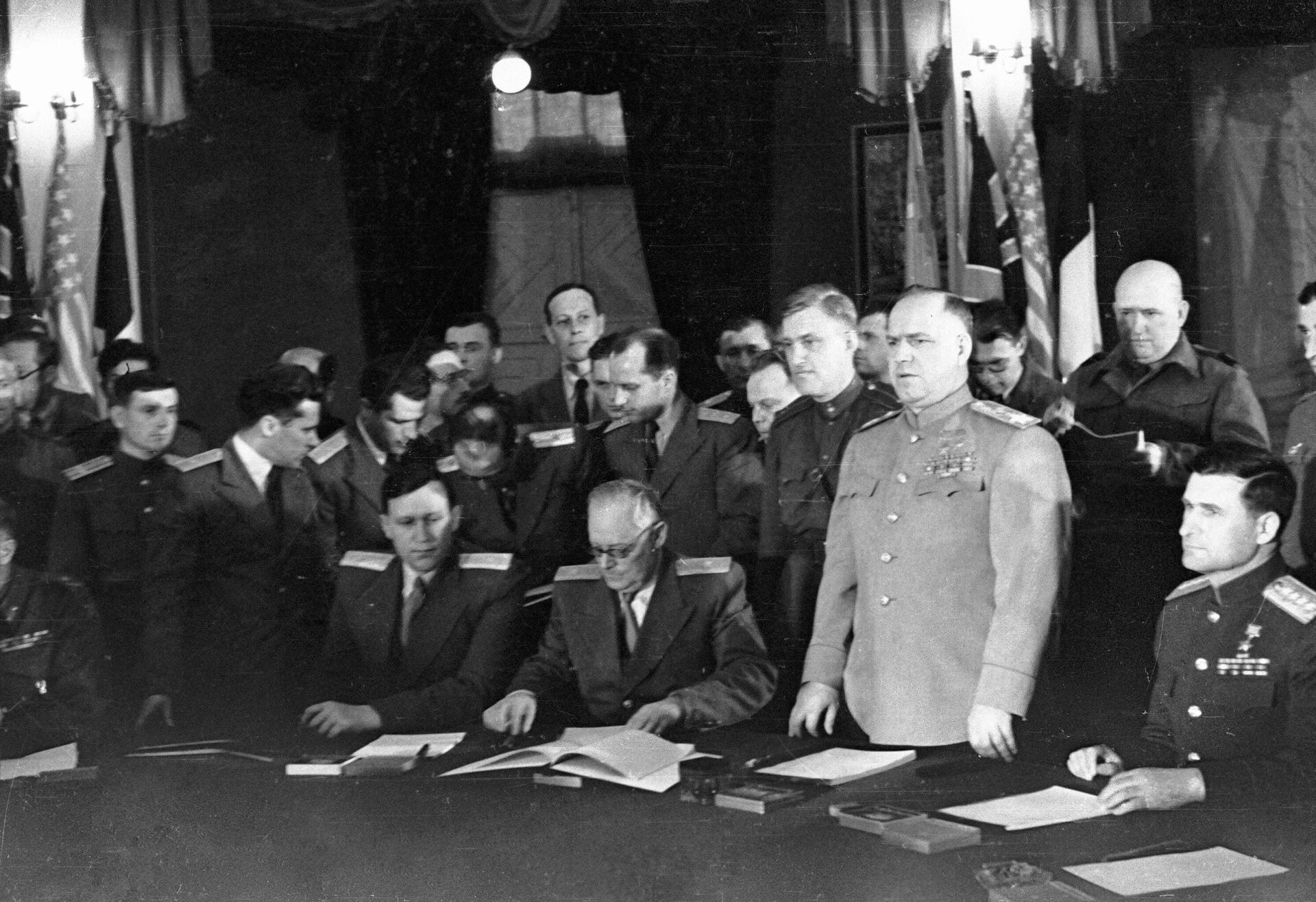 Маршал Георгиј Жуков говори после потписивања капитулације Немачке - Sputnik Србија, 1920, 26.12.2021