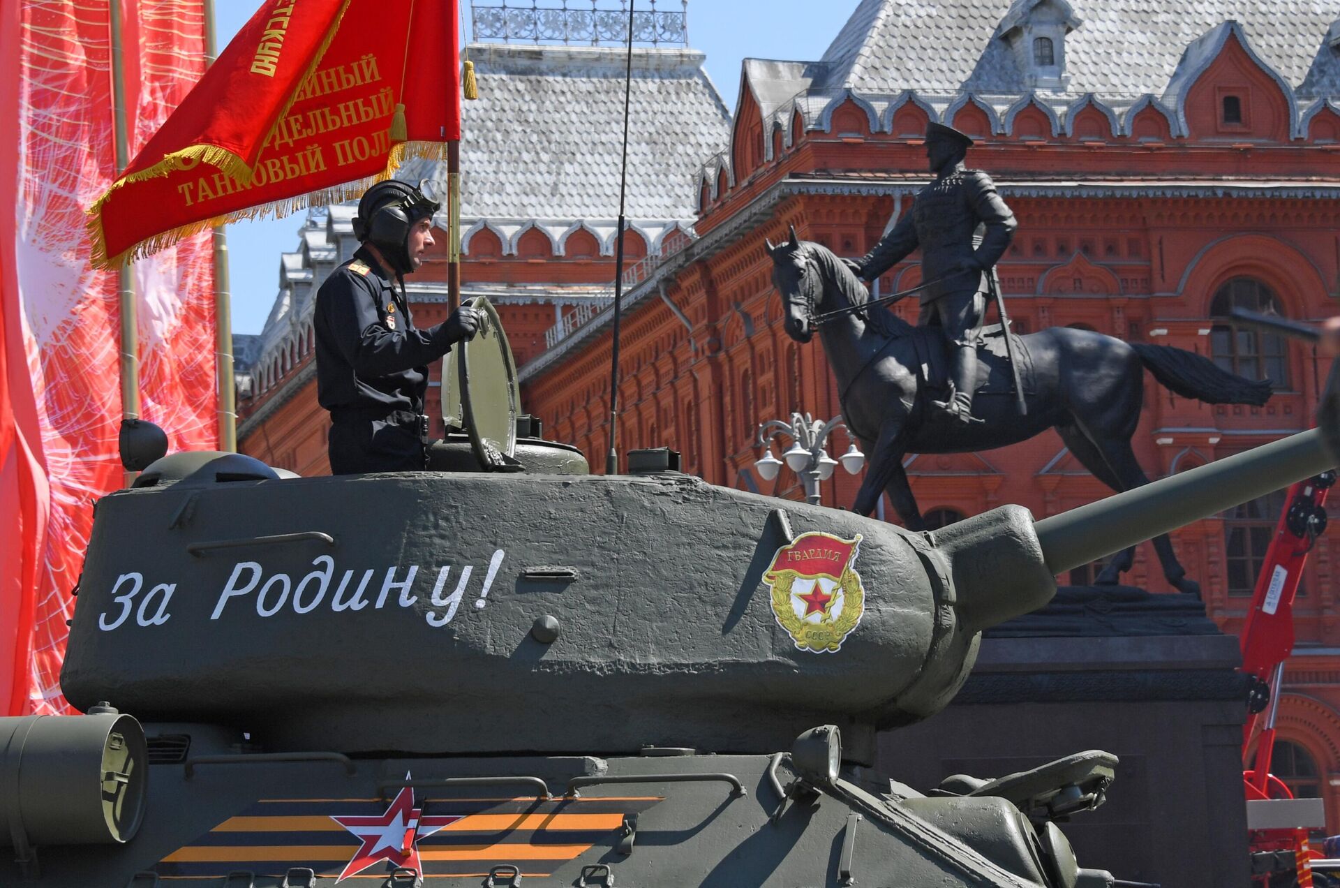 Spomenik maršalu Georgiju Žukovu u Moskvi tokom parade u čast 75 godina pobede u Drugom svetskom ratu - Sputnik Srbija, 1920, 26.12.2021