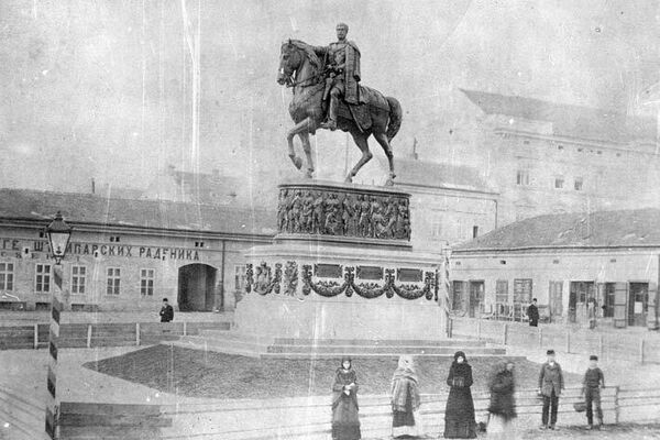 Kafana Dardaneli iza spomenika knezu Mihailu, oko 1890. godine
 - Sputnik Srbija