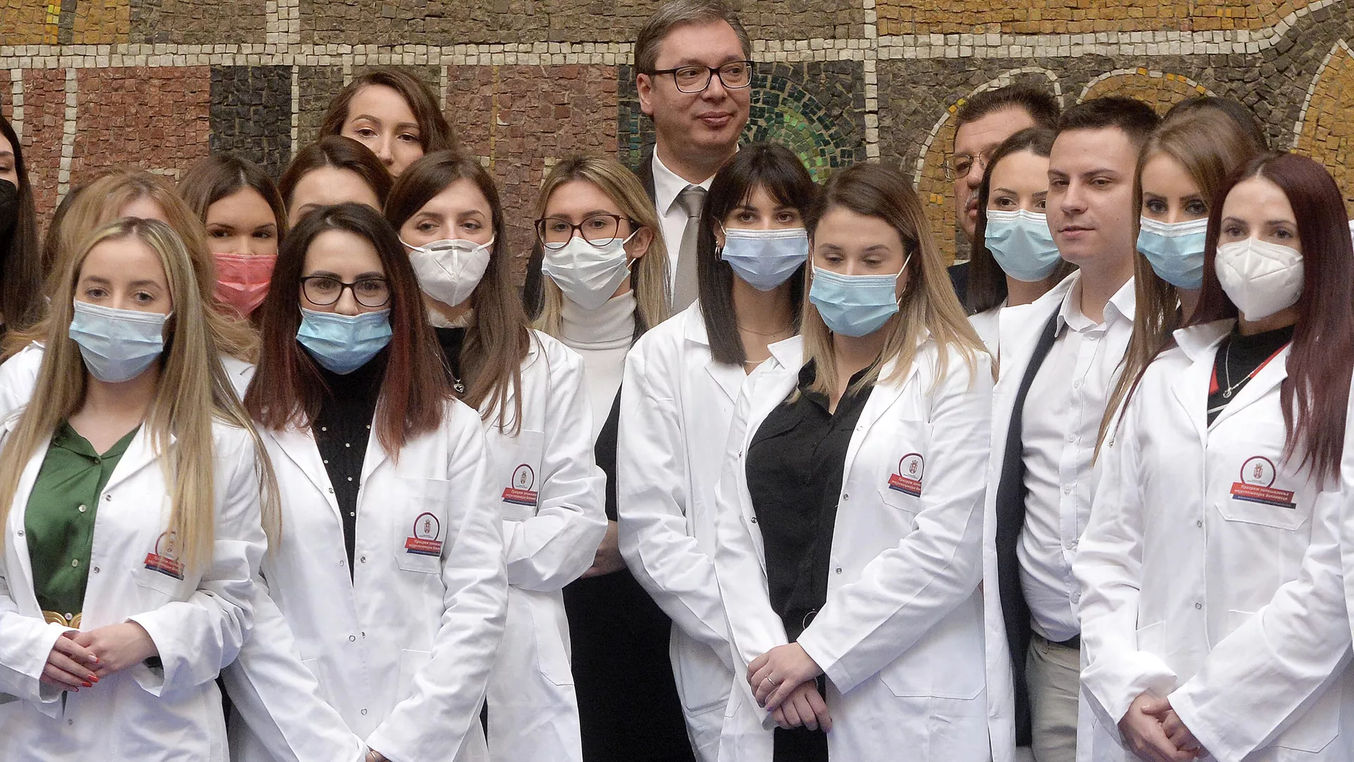 Predsednik Srbije Aleksandar Vučić sa mladim medicinarima koji su dobili stalan posao Predsednik Srbije Aleksandar Vučić sa mladim medicinarima koji su dobili stalan posao - Sputnik Srbija, 1920, 28.12.2021