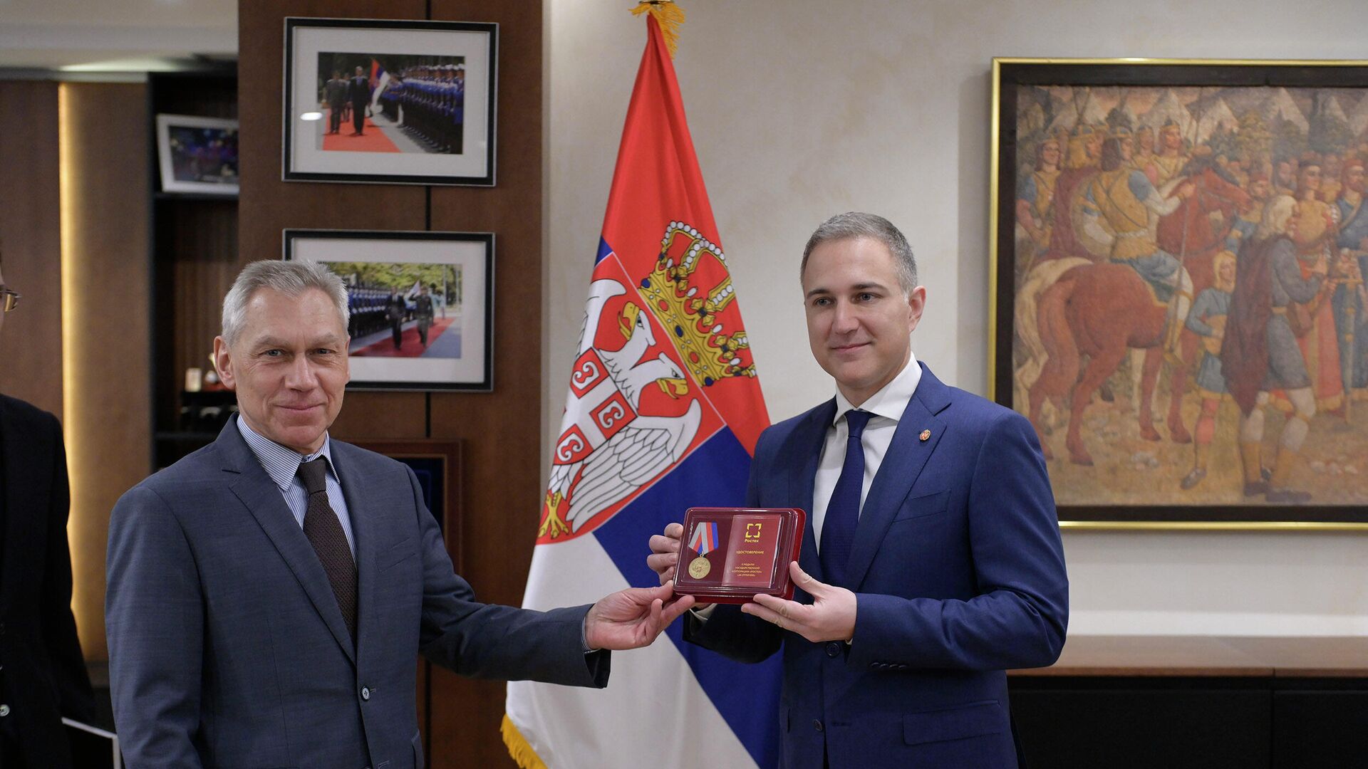 Ambasador Bocan–Harčenko uručio medalju „Rosteha“ ministru Stefanoviću - Sputnik Srbija, 1920, 28.12.2021