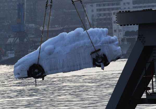 Палуба и терет на њој су били прекривени дебелим слојем леда. - Sputnik Србија