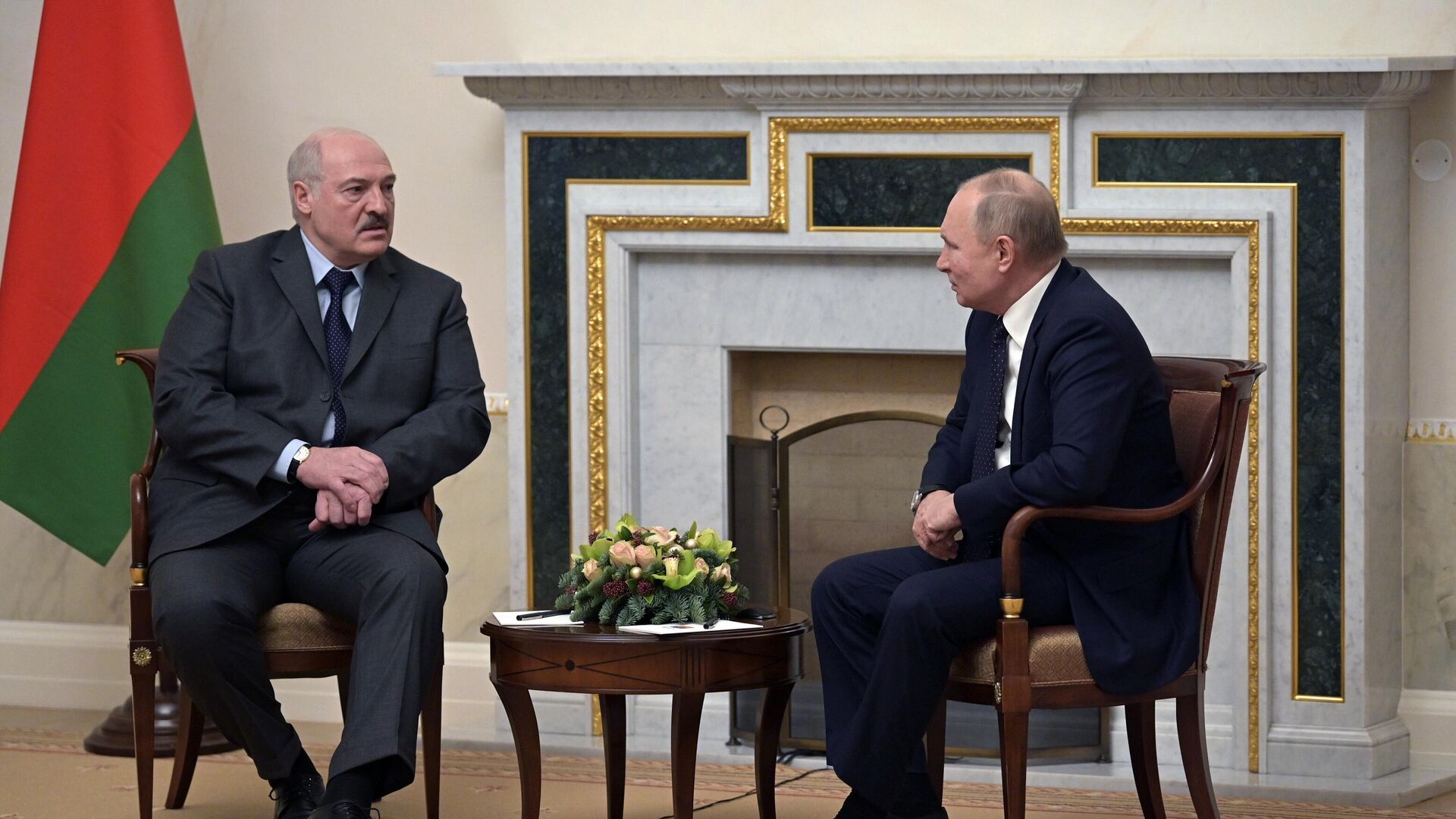 Председници Белорусије и Русије, Александар Лукашенко и Владимир Путин, на састанку у Санкт Петербургу - Sputnik Србија, 1920, 29.12.2021