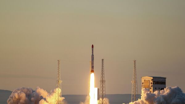 Иранска ракета Симург полеће у орбиту носећи три сателита - Sputnik Србија