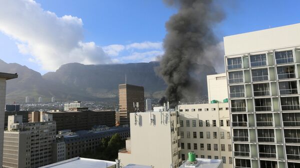 Пожар у згради парламента у Кејптауну - Sputnik Србија