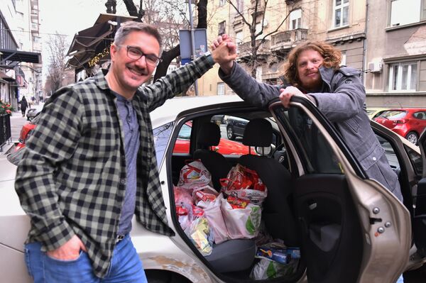Automobil ispunjen paketićima koje su  mališanima sa Kosova i Metohije donirali zaposleni u srpskoj redakciji Sputnjika - Sputnik Srbija