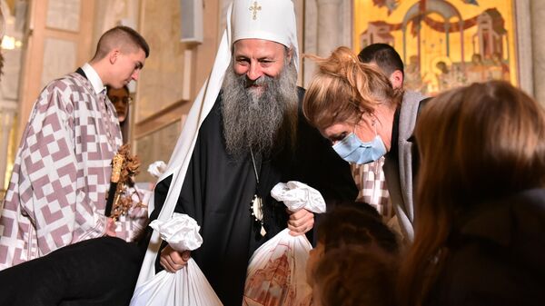 Patrijarh Porfirije deli božićne paketiće deci bez roditeljskog staranja - Sputnik Srbija