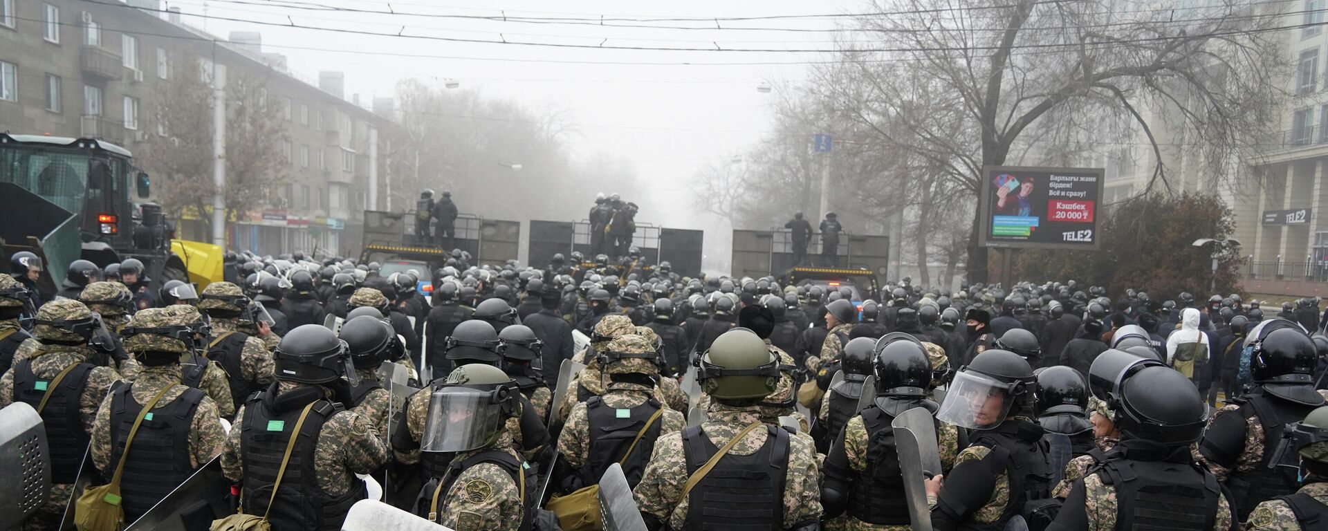 Pripadnici interventne policije blokiraju demonstrante u Alma Ati u Kazahstanu - Sputnik Srbija, 1920, 05.01.2022