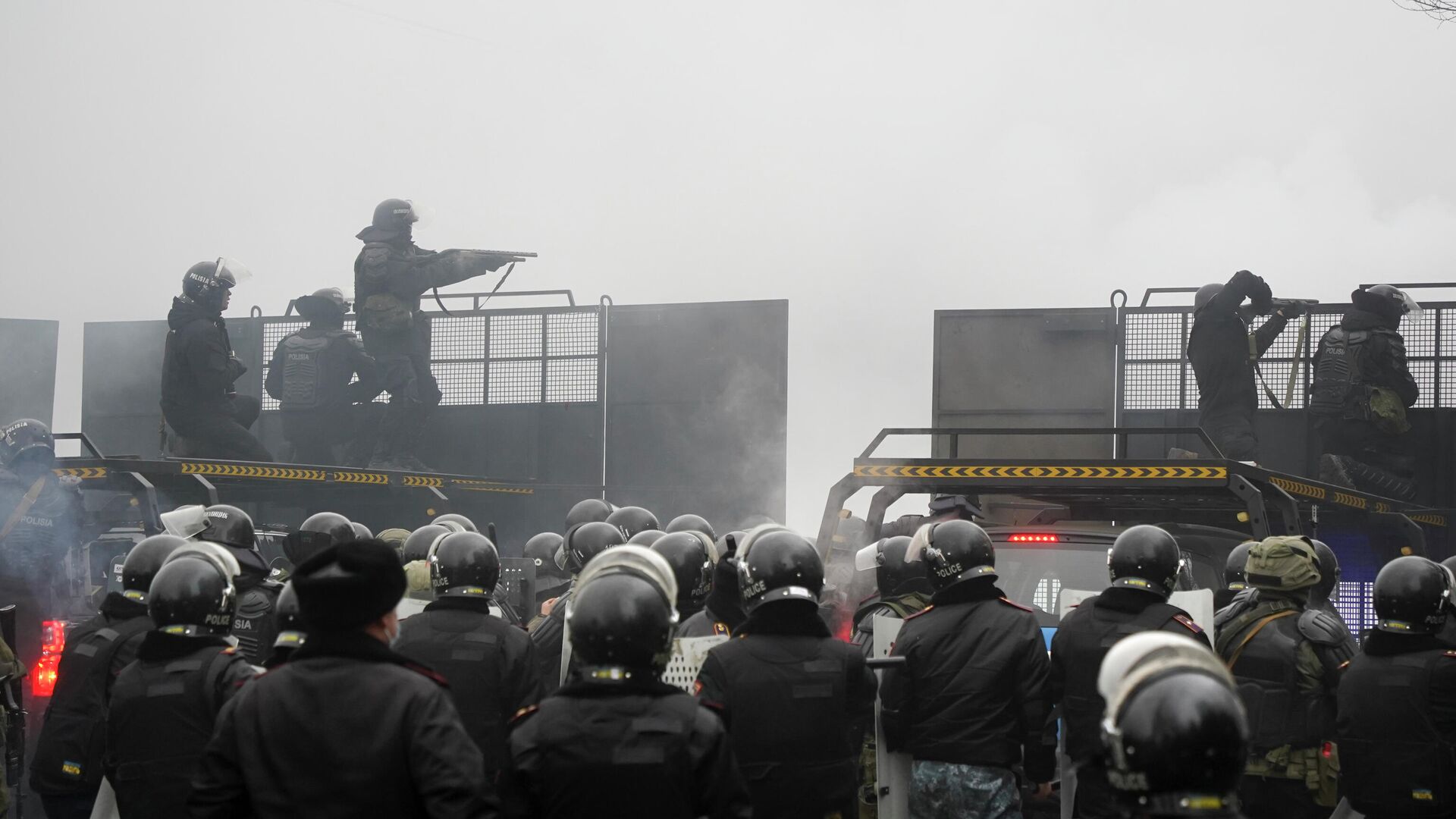 Припадници интервентне полиције током сукоба са демонстрантима у Алма Ати у Казахстану - Sputnik Србија, 1920, 05.01.2022