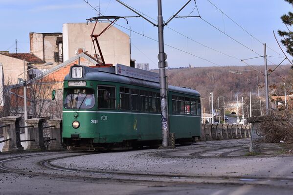 Већ у првим данима ослобођења Београда, особље трамвајског депоа отпочело је рад на поправкама трамваја у привременим радионицама. Иако је у наредном периоду увођењем тролејбуса, трамвај помало скрајнут и неке линије укинуте, радило се  на обнови возног парка и набавци нових возила - Sputnik Србија