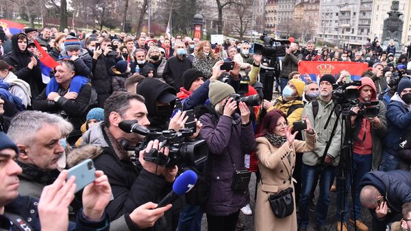 Окупљање испред Скупштине Србије у подршци Новаку Ђоковићу у Аустралији - Sputnik Србија