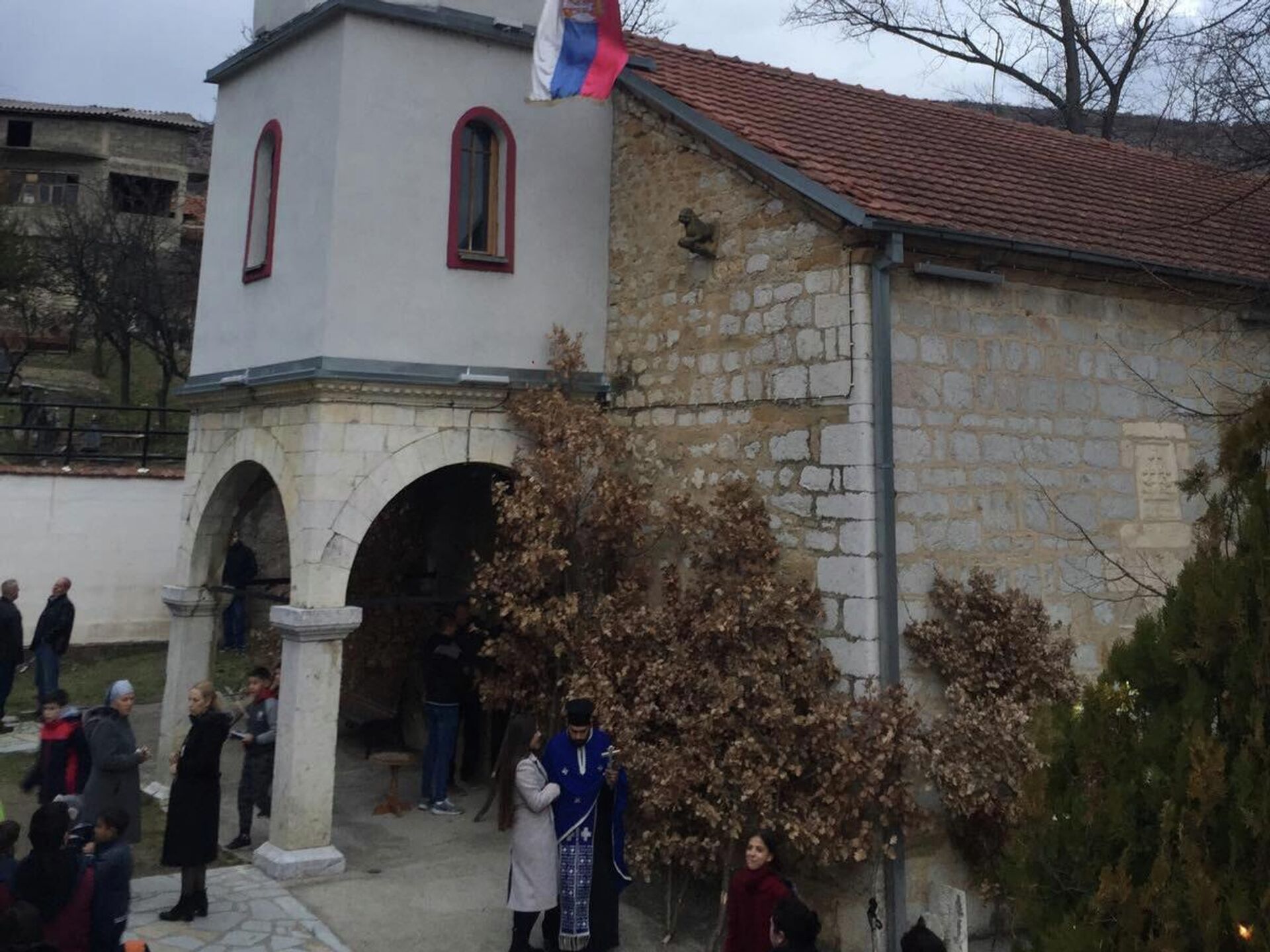 Црква у Ораховцу готово да се не види од бадњака, после освећења домаћини их носе кући - Sputnik Србија, 1920, 06.01.2022