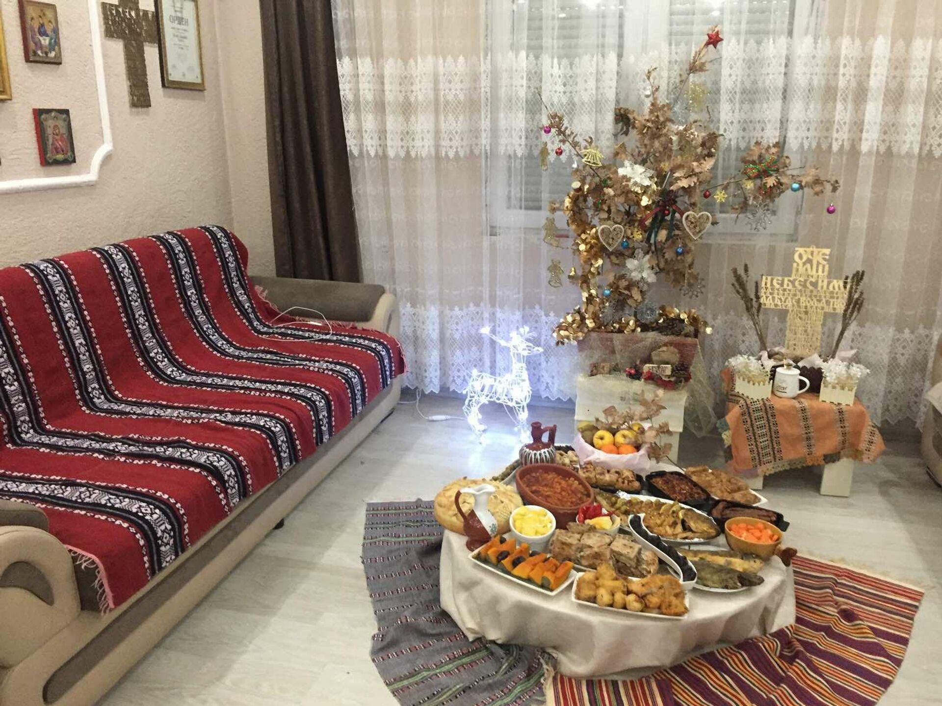 Velinkina trpeza za Badnje veče, ujutro mesi metohijsku česnicu koja se zove dašnik, koja je ime dobila od reči dar, darivati - Sputnik Srbija, 1920, 05.01.2026