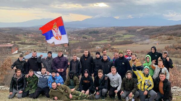 Mladići iz Velike Hoče danas na brdu iznad sela - Sputnik Srbija