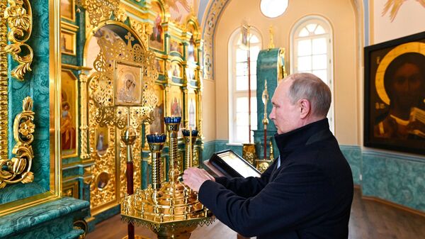 Vladimir Putin u crkvi - Sputnik Srbija