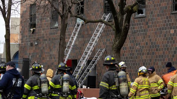 Vatrogasci gase požar u zgradi u Njujorku - Sputnik Srbija