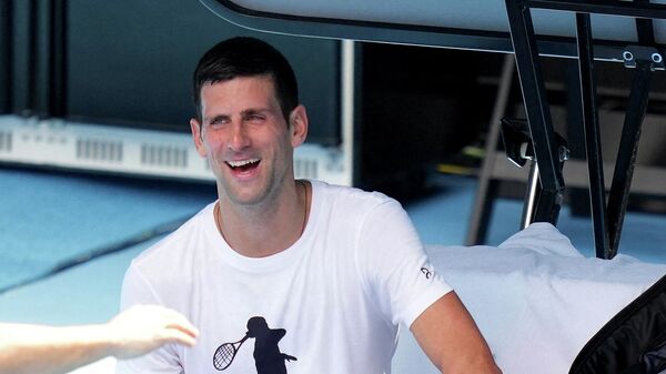 Najbolji teniser sveta Novak Đoković se smeje tokom treninga na Rod Lejver areni - Sputnik Srbija