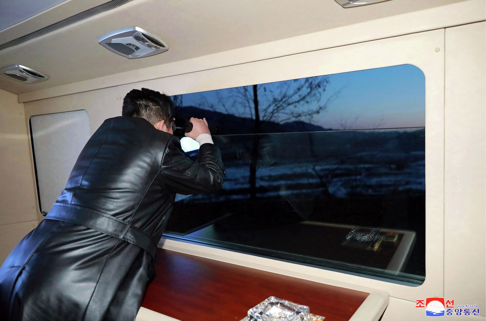 Ким Џонг Ун посматра лансирање ракете - Sputnik Србија, 1920, 12.01.2022