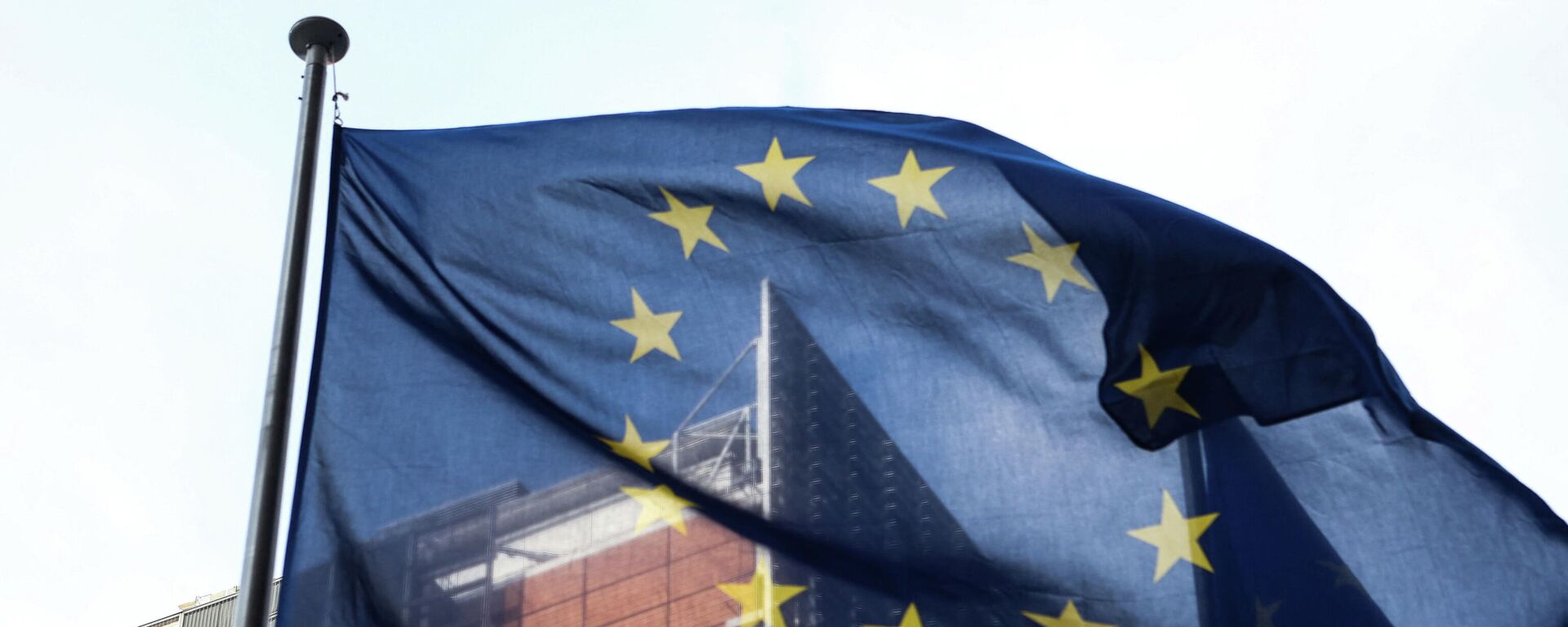 Застава Европске уније испред седишта Европске комисије у Бриселу - Sputnik Србија, 1920, 13.01.2022