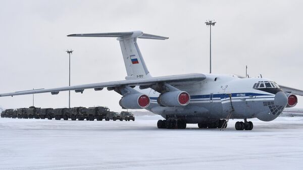 Авион Ил-76 руског контингента мировних снага ОДКБ на аеродрому Чкаловски у Подмосковљу - Sputnik Србија