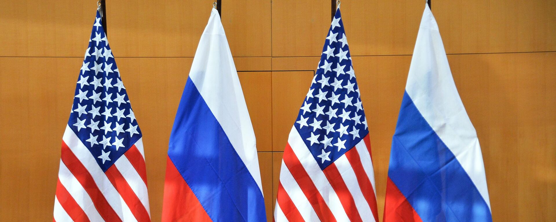 Zastave Rusije i SAD na bilateralnim pregovorima o bezbednosti u Ženevi - Sputnik Srbija, 1920, 16.01.2022